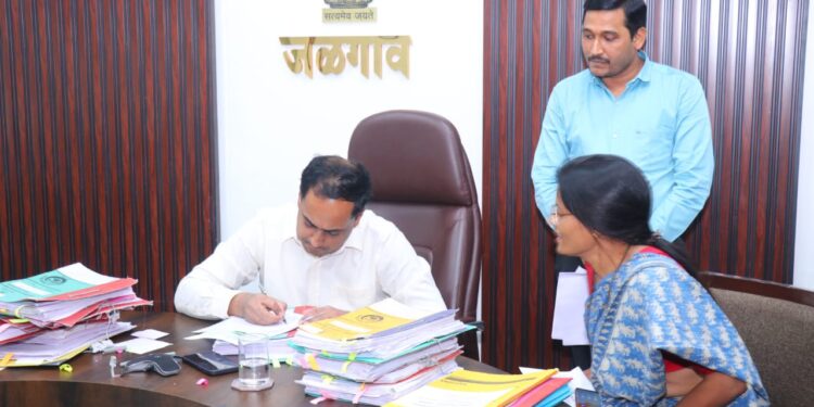 महिलांसाठी हॉटेल आणि पेट्रोल पंपाचे स्वच्छतागृहे उपलब्ध व्हावेनि : निधी फाउंडेशनतर्फे जिल्हाधिकाऱ्यांना निवेदन