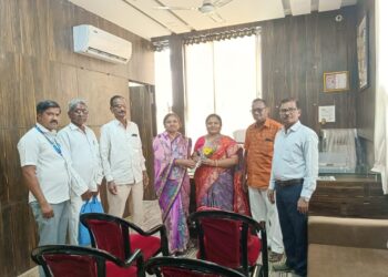 धुळे महानगरपालिका उपआयुक्त श्रीमती शोभा बाविस्कर यांना दिल्या शुभेच्छा