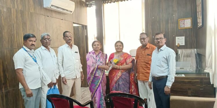 धुळे महानगरपालिका उपआयुक्त श्रीमती शोभा बाविस्कर यांना दिल्या शुभेच्छा