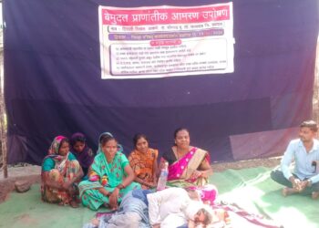 अंगणवाडी मदतनीस पदासाठी पात्र असूनही डावललं : महिलेचे ४ दिवसापासून जिप समोर आमरण उपोषण सुरु