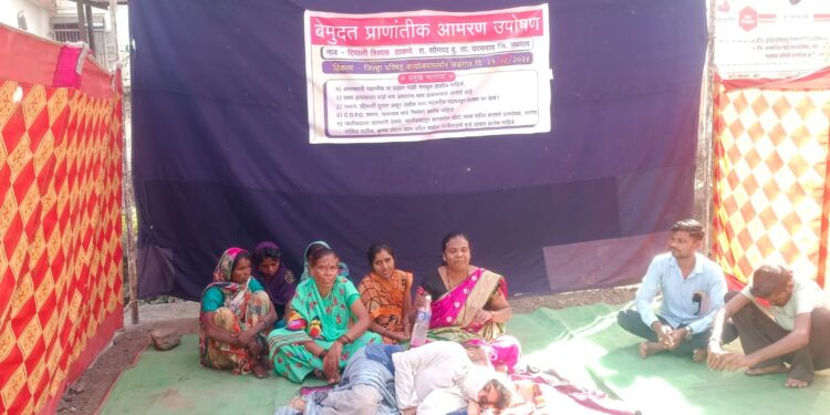 अंगणवाडी मदतनीस पदासाठी पात्र असूनही डावललं : महिलेचे ४ दिवसापासून जिप समोर आमरण उपोषण सुरु