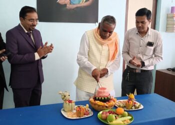 फळाचा केक कापून माजी खा.डॉ. उल्हास पाटील यांचा वाढदिवस साजरा