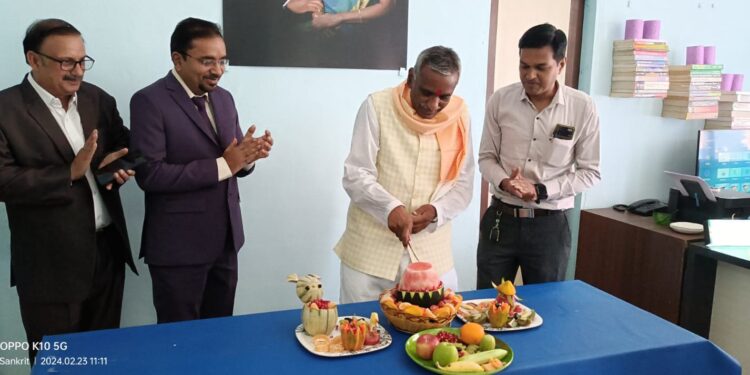 फळाचा केक कापून माजी खा.डॉ. उल्हास पाटील यांचा वाढदिवस साजरा