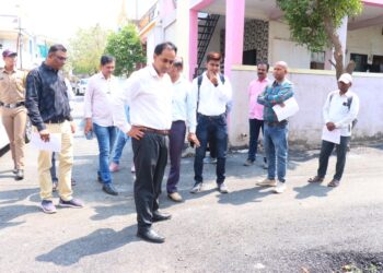 महानगरपालिकांतर्गत नव्या रस्त्यांची जिल्हाधिकाऱ्यांनी केली पाहणी; नागरिकांशी साधला संवाद