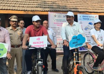 जिल्हाधिकारी आयुष प्रसाद यांनी सायकलवर केली मतदान जनजागृती