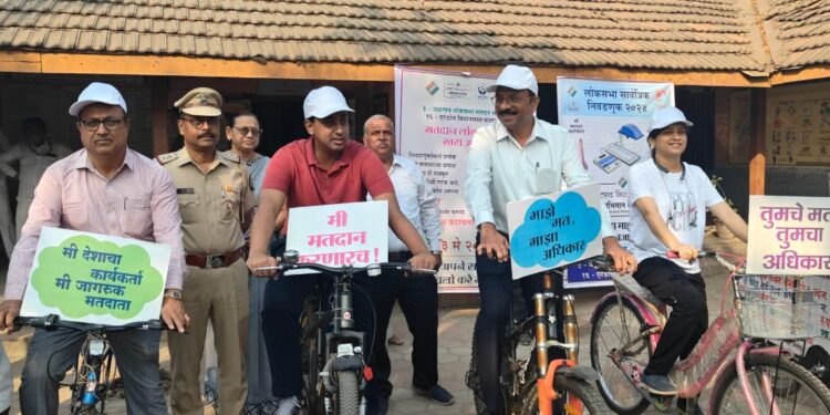 जिल्हाधिकारी आयुष प्रसाद यांनी सायकलवर केली मतदान जनजागृती