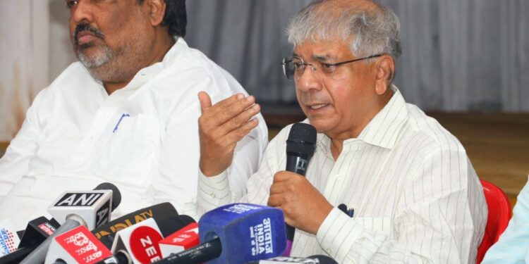 EVM शिवाय भाजप 400 पार होणे अशक्य ; पत्रकार परिषदेत ॲड. प्रकाश आंबेडकरांची माहिती