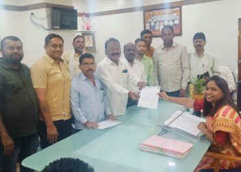 जळगाव शहरातील जागोजागी रंगवलेल्या ‘कमळ’ चिन्हावर आक्षेप