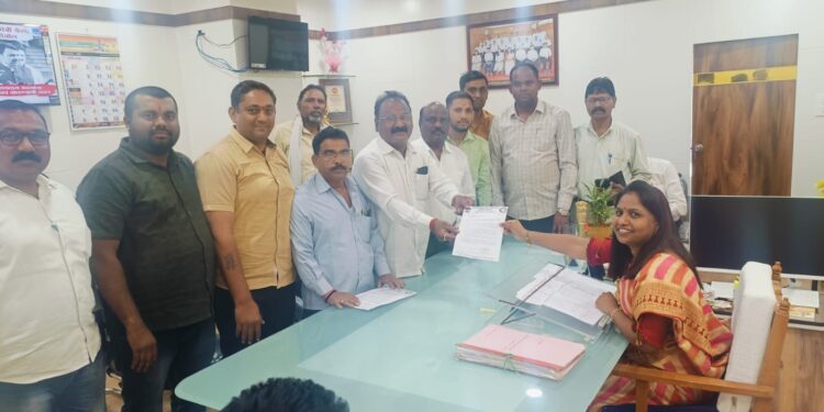 जळगाव शहरातील जागोजागी रंगवलेल्या ‘कमळ’ चिन्हावर आक्षेप