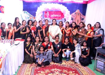 जागतिक महिला दिनानिमित्त अनिताज् फॕशन डिझाईनिंग इस्न्टिट्युट तर्फे महिलांचा सत्कार