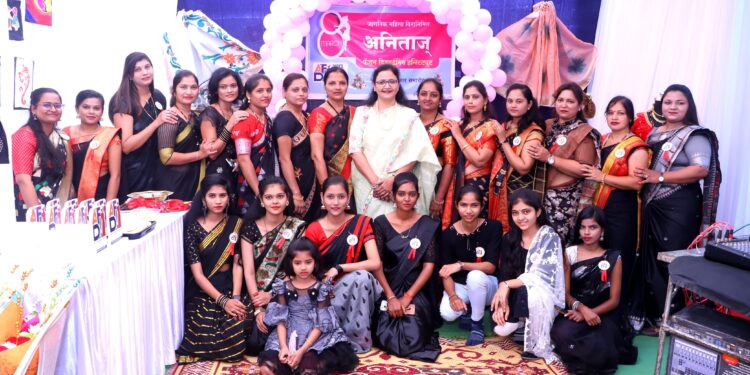 जागतिक महिला दिनानिमित्त अनिताज् फॕशन डिझाईनिंग इस्न्टिट्युट तर्फे महिलांचा सत्कार