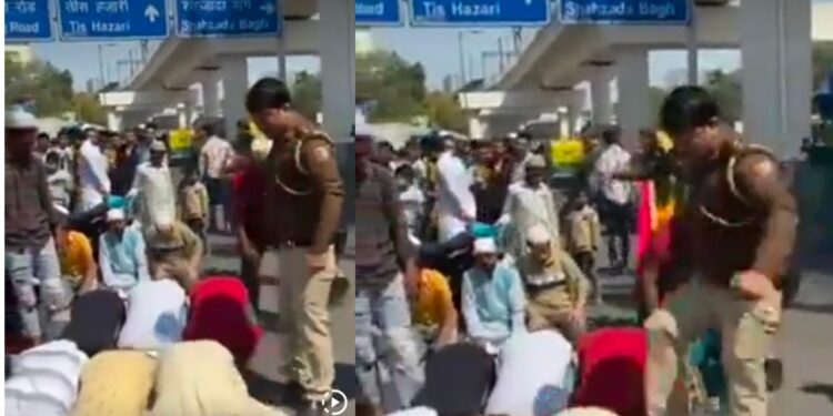 धक्कादायक घटना ; रस्त्यावर नमाज अदा करणाऱ्या युवकांना पोलीस कर्मचाऱ्याने लाथ मारून केले बाजूला, व्हिडीओ तुफान व्हायरल