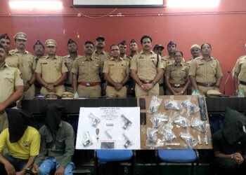 फरार आरोपी ४ गावठी पिस्टलसह चाळीसगांव शहर पोलीसांनी केली अटक 