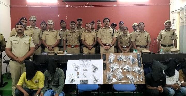 फरार आरोपी ४ गावठी पिस्टलसह चाळीसगांव शहर पोलीसांनी केली अटक 