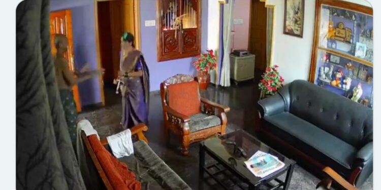 वृद्ध सासऱ्याला सुनेकडून काठीने मारहाण ; CCTV फुटेज व्हायरल, मनाला थरकाप सुटेल अशी घटना