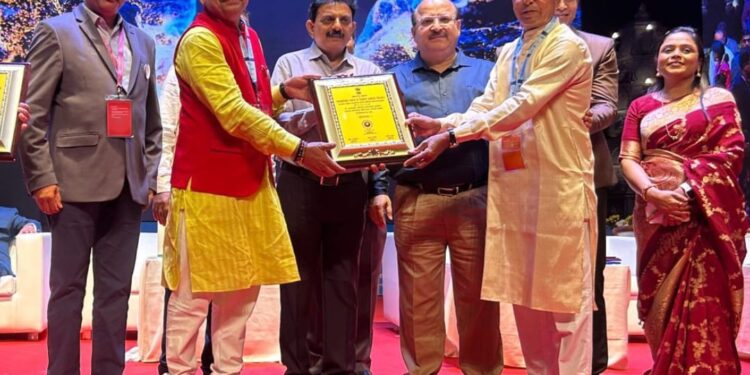 मंगळ ग्रह सेवा संस्थेला महाराष्ट्र शासनाचा समाज भूषण पुरस्कार प्रदान