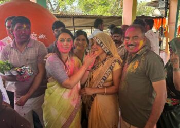 बंजारा लोकगीतांवर ठेका धरत बंजारा समाज बांधवां सोबत रोहिणी खडसे यांनी साजरे केले धुलीवंदन