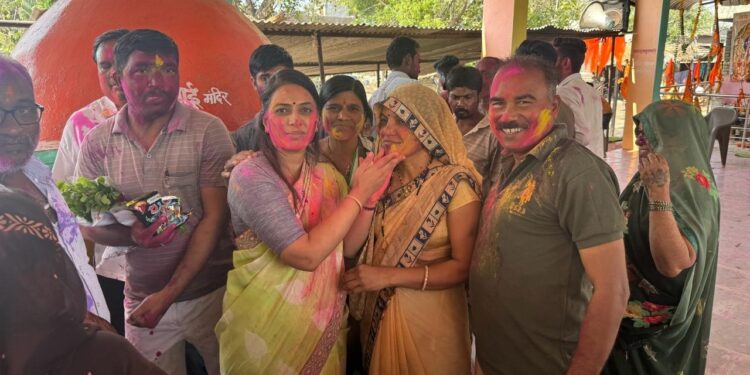 बंजारा लोकगीतांवर ठेका धरत बंजारा समाज बांधवां सोबत रोहिणी खडसे यांनी साजरे केले धुलीवंदन