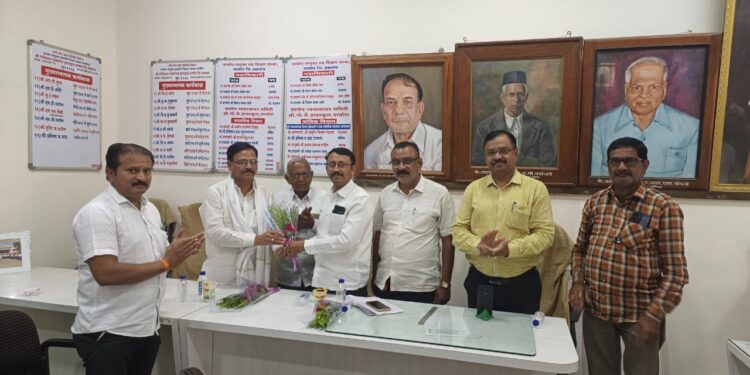 पाचोरा तालुका माध्यमिक शिक्षक संघाच्या अध्यक्षपदी आर.एल पाटील यांची बिनविरोध निवड