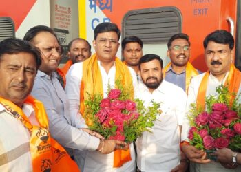 पाचोरा रेल्वे स्थानकावर उन्मेष पाटील व करण पवारांचे भव्य स्वागत