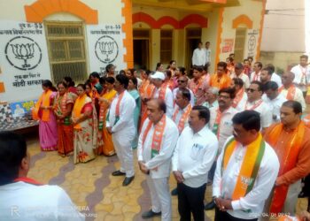 भारतीय जनता पार्टीचा ४४ वा वर्धापन दिन वयोवृद्ध कार्यकर्त्यांच्या हस्ते झालेलं ध्वजारोहण ठरलं लक्षवेधी