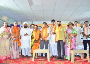 जुमलेबाजांना संधी दिली, आता काम करणाऱ्यांना संधी द्या!