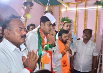 चिंचोली येथील आई गिरीजा भवानी मातेला करणदादा पवार यांनी घातले विजयासाठी साकडे