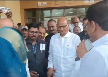 जळगाव लोकसभा भाजपाच्या उमेदवार स्मिता वाघ, आ. राजू मामा भोळे यांची विमनातळावर शरद पवारांची भेट