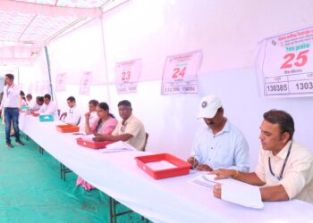 उद्या मतदान ; जळगाव, रावेर मतदार संघात निवडणूक साहित्यासह  अधिकारी, कर्मचारी मतदान केंद्राकडे रवाना