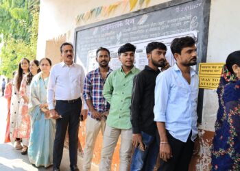 मंत्री गिरीश महाजणांनी कुटुंबासह बजावला मतदानाचा हक्क ; सामान्य मतदारांप्रमाणे रांगेत उभं राहून केलं मतदान