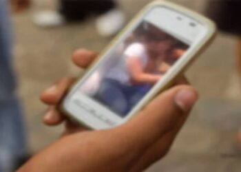 खळबळजनक ; भेटण्यास नकार दिल्याने महिलेचे अश्लील फोटो तिच्या पती आणि नातेवाईकांना पाठवले