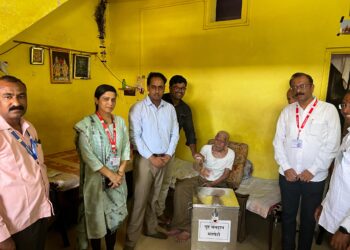 Jalgaon News ; स्वातंत्र्याचा सुर्य पाहिलेल्या 103 वर्षांच्या आजोबांनी बजावला मतदानाचा हक्क