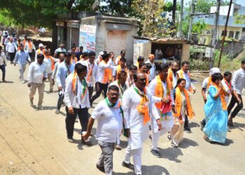 रणरणत्या उन्हातही करणदादा पाटील यांच्या प्रचाराच उत्साह शिगेला