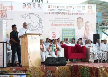 मोदी सरकारने सत्तेचा गैरवापर करीत शेतकऱ्यांना उध्वस्त केले