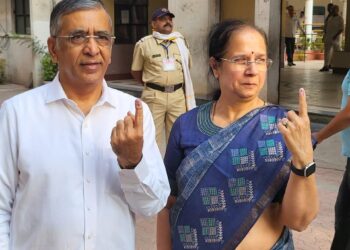 जैन उद्योग समूहाचे अध्यक्ष अशोक जैन यांनी मतदानाचा हक्क बजावला