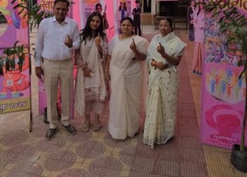 वैशालीताई सुर्यवंशी यांनी कुटुंबासह बजावला मतदानाचा हक्क