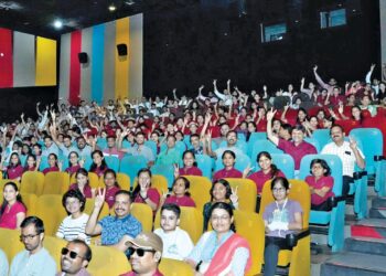 दीपस्तंभ मनोबलच्या विद्यार्थ्यांनी घेतला ‘श्रीकांत’ चित्रपटाचा आनंद