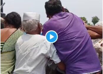 सावकाराकडून शेतकऱ्याला ट्रॅक्टरखाली चिरडण्याचा प्रयत्न ;  मनाचा थरकाप उडवणारा व्हिडीओ पहा