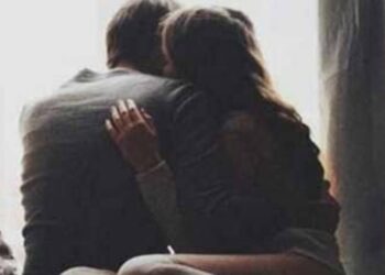 पत्नी आणि प्रियकर एका खोलीत झोपायचे… नवऱ्याचा पलंग घराबाहेर ठेवला, पुढे जे झालं ते भयानकच!