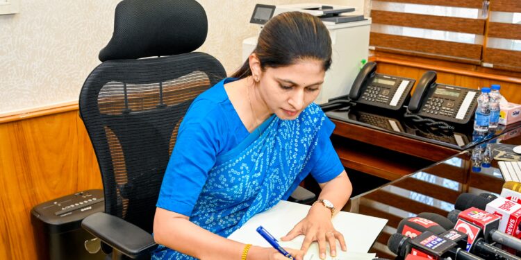 क्रीडा आणि युवक कल्याण राज्यमंत्री रक्षा खडसे यांनी घेतला पदभार, फोटो पहा