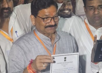 खळबळजनक ; ईव्हीएम मशीन अनलॉक करण्यासाठी मोबाईल वापरल्या प्रकरणी निवडणूक आयोगाचा एनकोर ऑपरेटर विरुद्ध गुन्हा दाखल