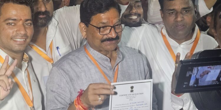 खळबळजनक ; ईव्हीएम मशीन अनलॉक करण्यासाठी मोबाईल वापरल्या प्रकरणी निवडणूक आयोगाचा एनकोर ऑपरेटर विरुद्ध गुन्हा दाखल