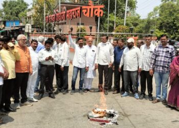 सांस्कृतिक दहशतवाद विरुद्ध आंदोलन ; पाचोऱ्यात मनुस्मृतीचे दहन ;