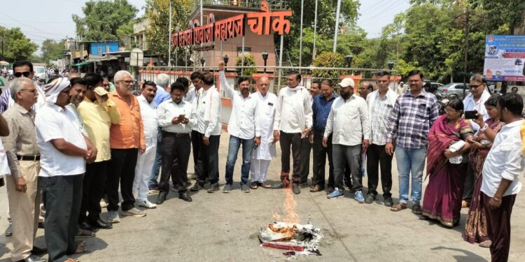 सांस्कृतिक दहशतवाद विरुद्ध आंदोलन ; पाचोऱ्यात मनुस्मृतीचे दहन ;