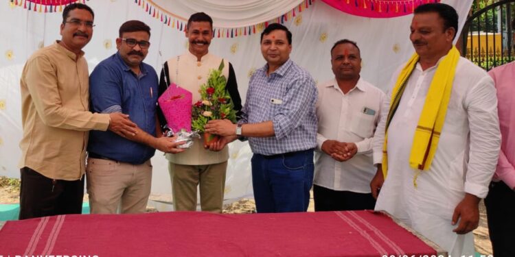 स्तुत्य उपक्रम ; वृक्ष दत्तक योजना राबविणाऱ्या डॉ राजेंद्रसिंह राजपूत विशेष सन्मान