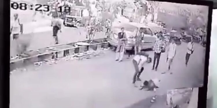 प्रियकराने भररस्त्यात प्रेयसीची केली हत्या;घटनेचा व्हिडीओ CCTV मध्ये कैद