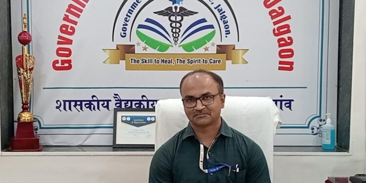 जळगाव ; नूतन अधिष्ठाता डॉ. सदानंद भिसे यांनी घेतला पदभार