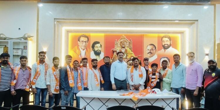 आमदार किशोर पाटील यांच्या नेतृत्वावर विश्वास ठेवत युवकांचा शिवसेनेत प्रवेश