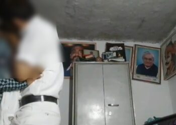 लाजिरवाणी घटना ; मुख्याध्यापकचा शिक्षिकेसोबत रोमान्स करतांनाचा शाळेतील व्हिडीओ व्हायरल