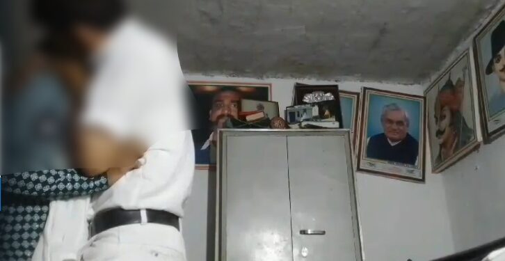 लाजिरवाणी घटना ; मुख्याध्यापकचा शिक्षिकेसोबत रोमान्स करतांनाचा शाळेतील व्हिडीओ व्हायरल